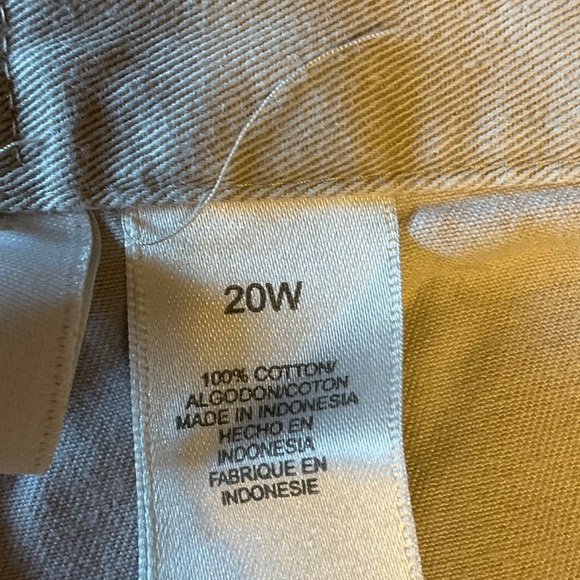 Liz Claiborne Women's Cream Shorts - Picture 5 of 6